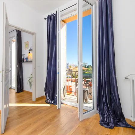 Confort Au Centre-ville Et Pres De La * مينتون