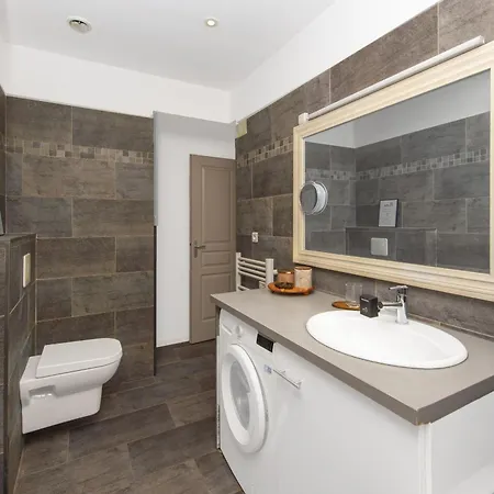 Confort Au Centre-ville Et Pres De La * مينتون