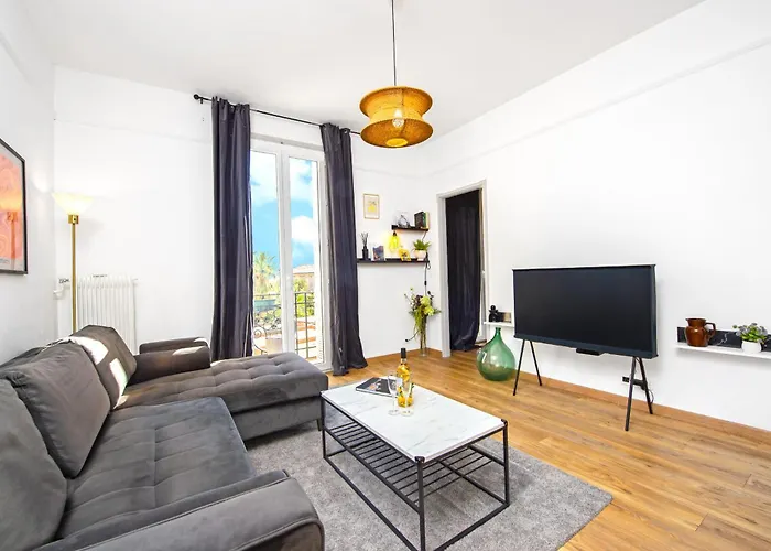 Confort Au Centre-ville Et Pres De La מנטון